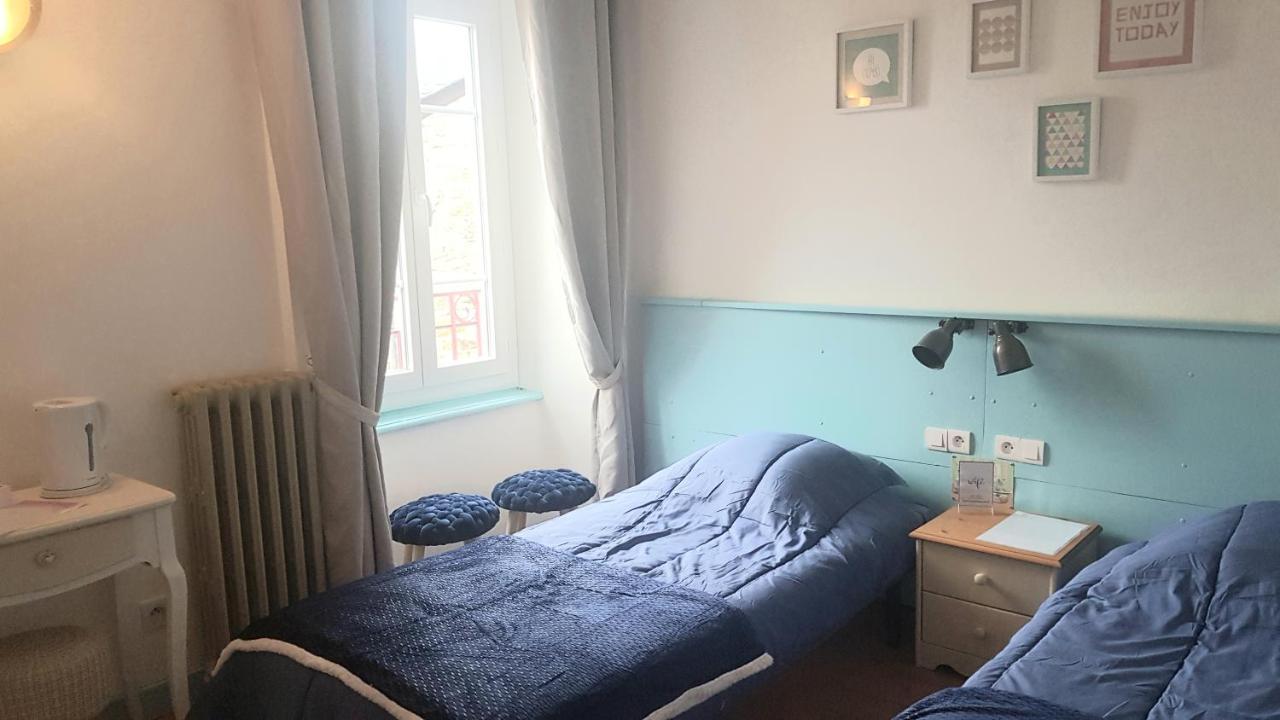 Maison D'Hotes "La Pierre Pointue" Saint-Léons Esterno foto