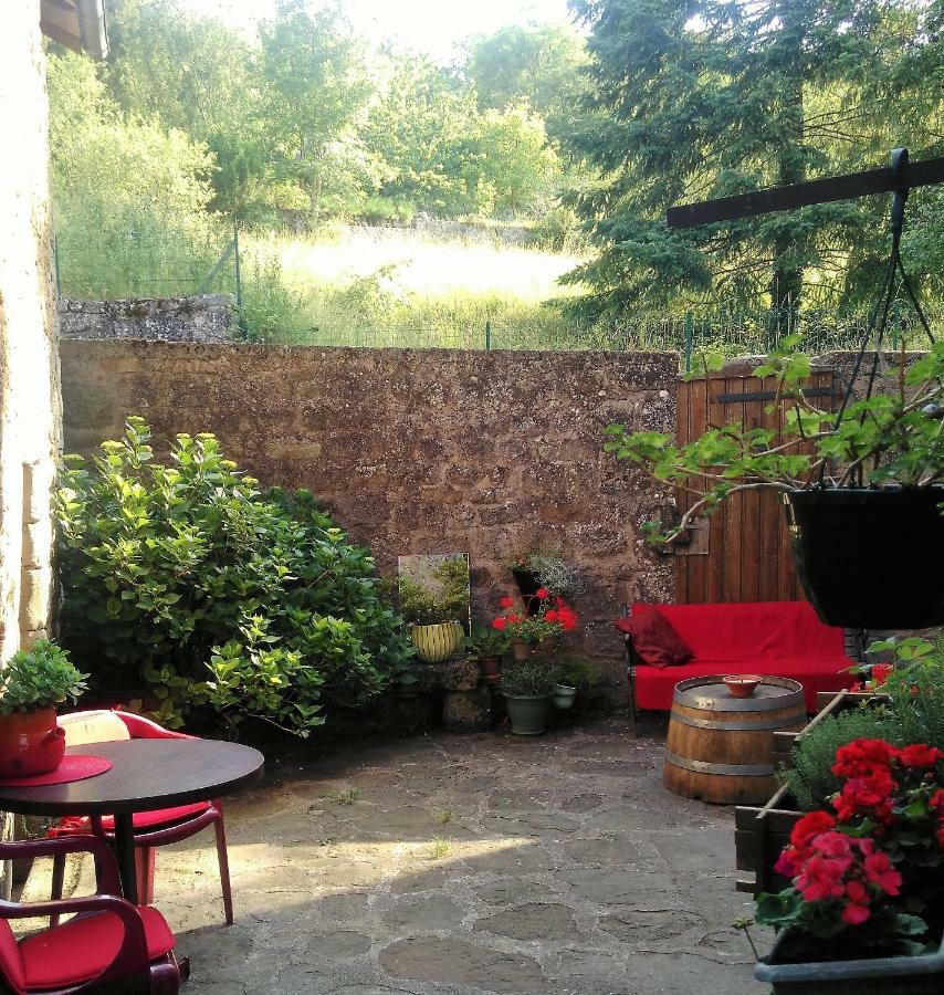 Maison D'Hotes "La Pierre Pointue" Saint-Léons Esterno foto